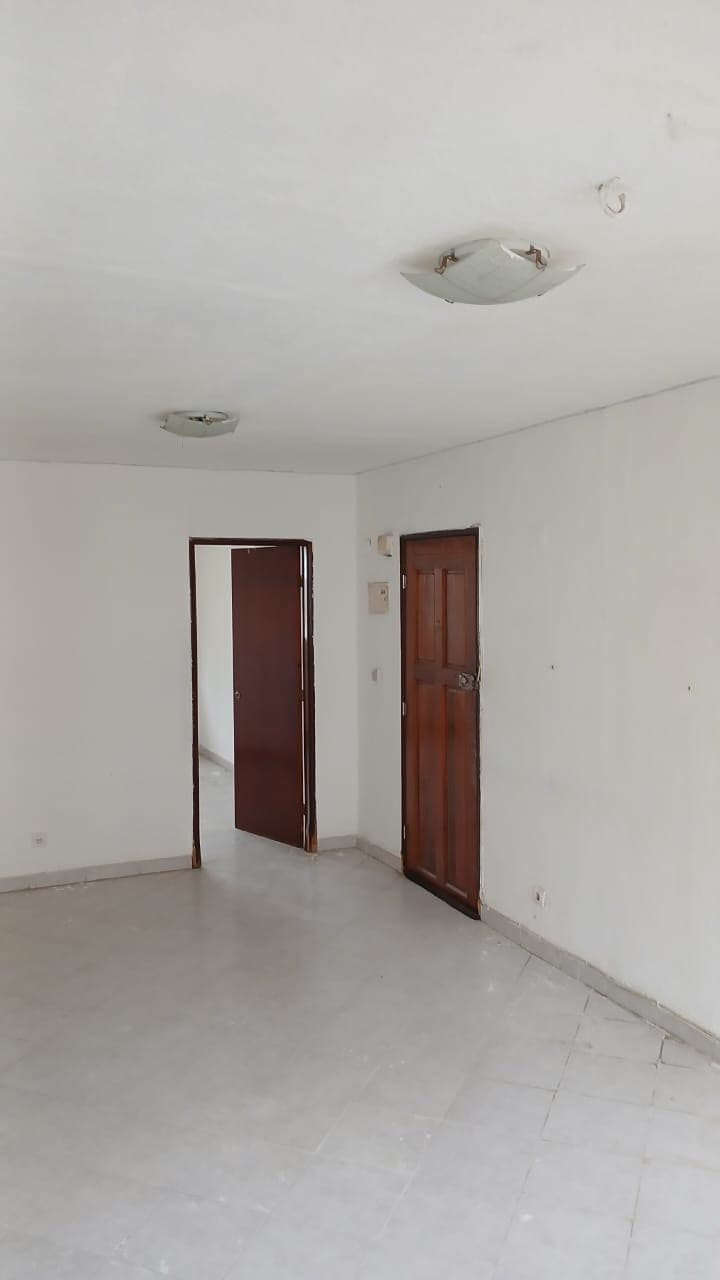 Apartamento T2 no Maculusso 1º Andar prédio à beira estrada